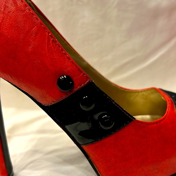 Qupid - Unique Red and Black Pump. Size 8 - Picture 9 of 9